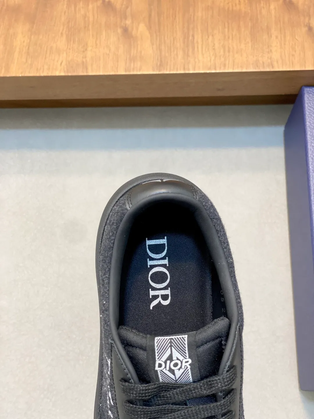 💰400 Dior Crafted from navy and white jacquard with Oblique print and suede panels, it features a distinctive padded tongue embossed with the Dior signature, wide navy mohair laces and brass eyelets with a matte tonal finish. White rubber sole with Dior Oblique pattern, enhanced by a contrasting Dior 30 Avenue Montaigne signature on the rear. It can add fashionable temperament to casual looks. Exquisite packaging at the delivery counter 🛍📦 ▪️ Fabric: Original customized Oblique presbyopia + cowhide ▪️ Lining: Original customized sheepskin + breathable mesh ▪️ Sole: Original molded anti-slip rubber material ▪️ Bottom thickness: 4CM ▪️ Size: Men's 38-45 (38, 45, 46 customized)
